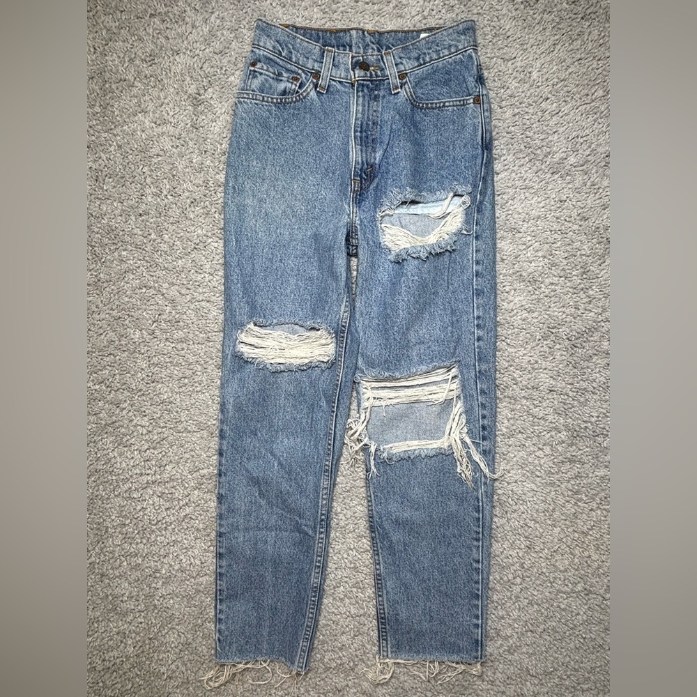 Levi's Jeans Womens 5 Vintage High Rise Mom Jean Light Wash Distressed Holes USA